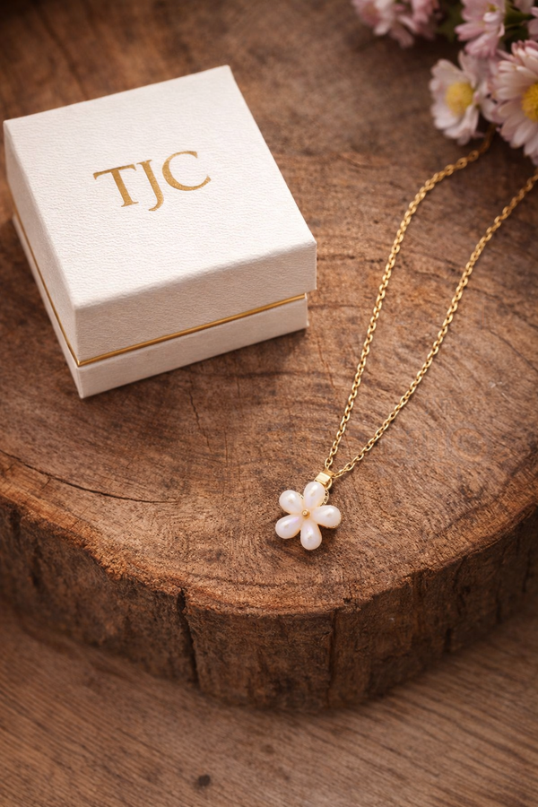 Anti-Tarnish Daisy Flower Shape Elegant Pearl Style Premium Chain Pendant & Statement Designer Chain Pendant