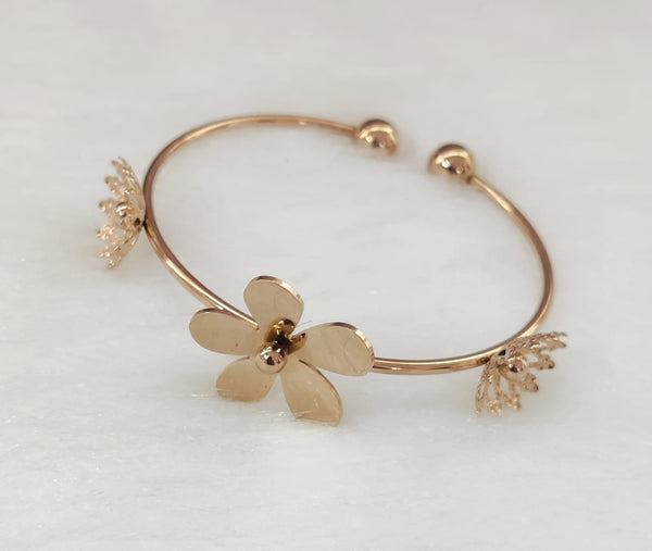 TJC – Adjustable Brass Flower Cuff Bracelet with Anti-Tarnish Finish, Lightweight Openable Bangle